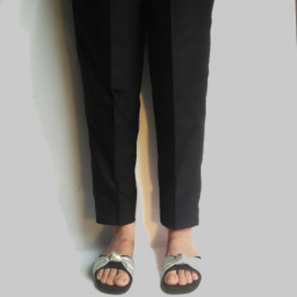 Women straight stitched trouser in black color